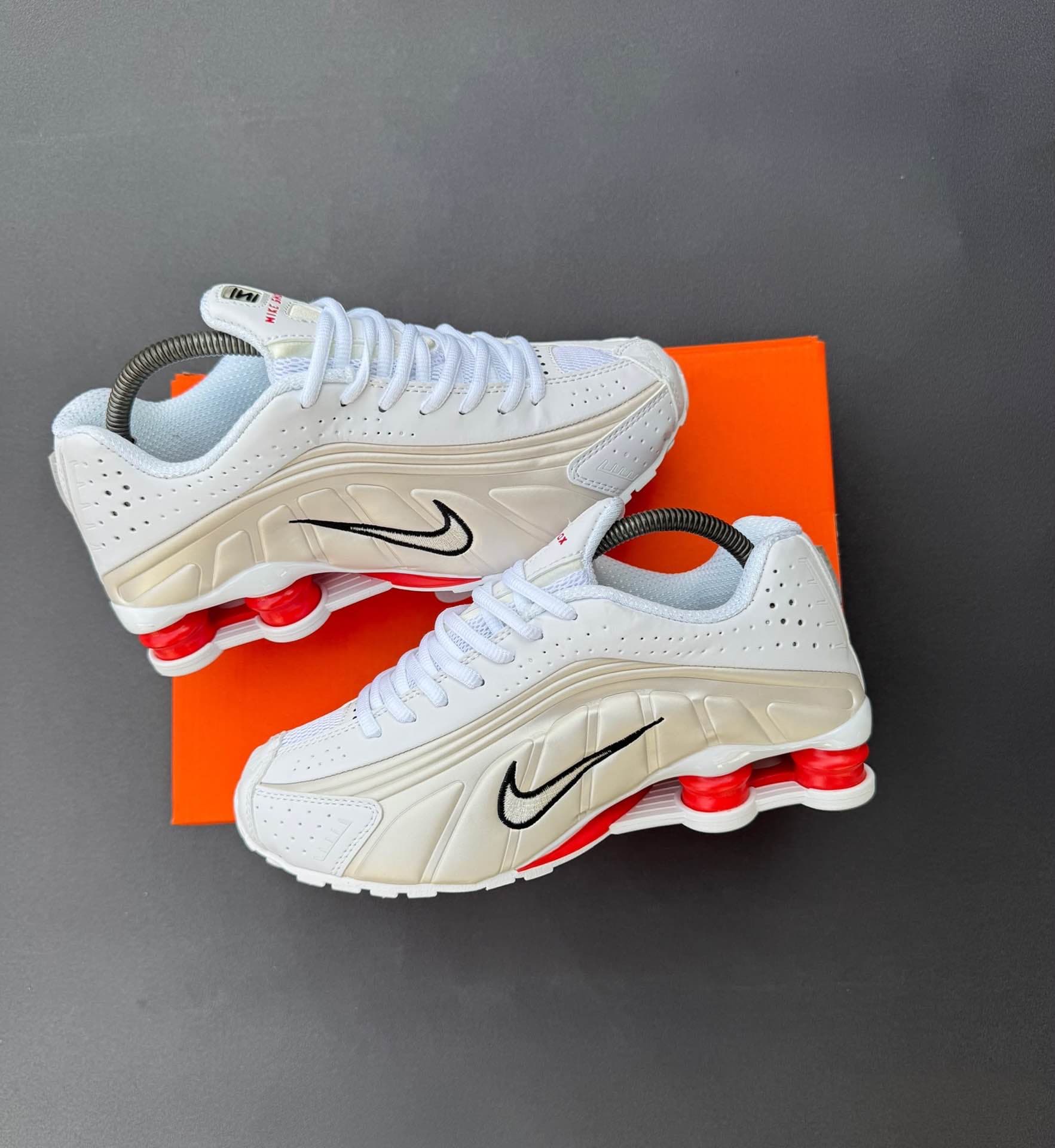 NIKE SHOX R4