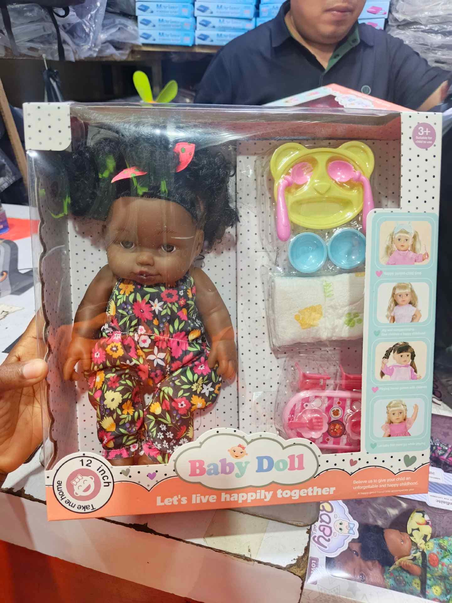 poupée africaine et accessoires