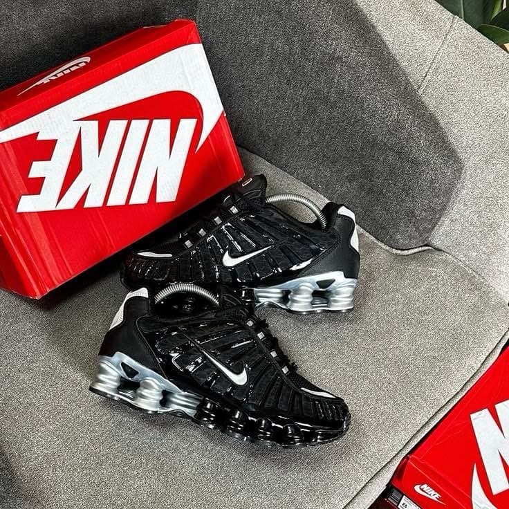 NIKE SHOX
