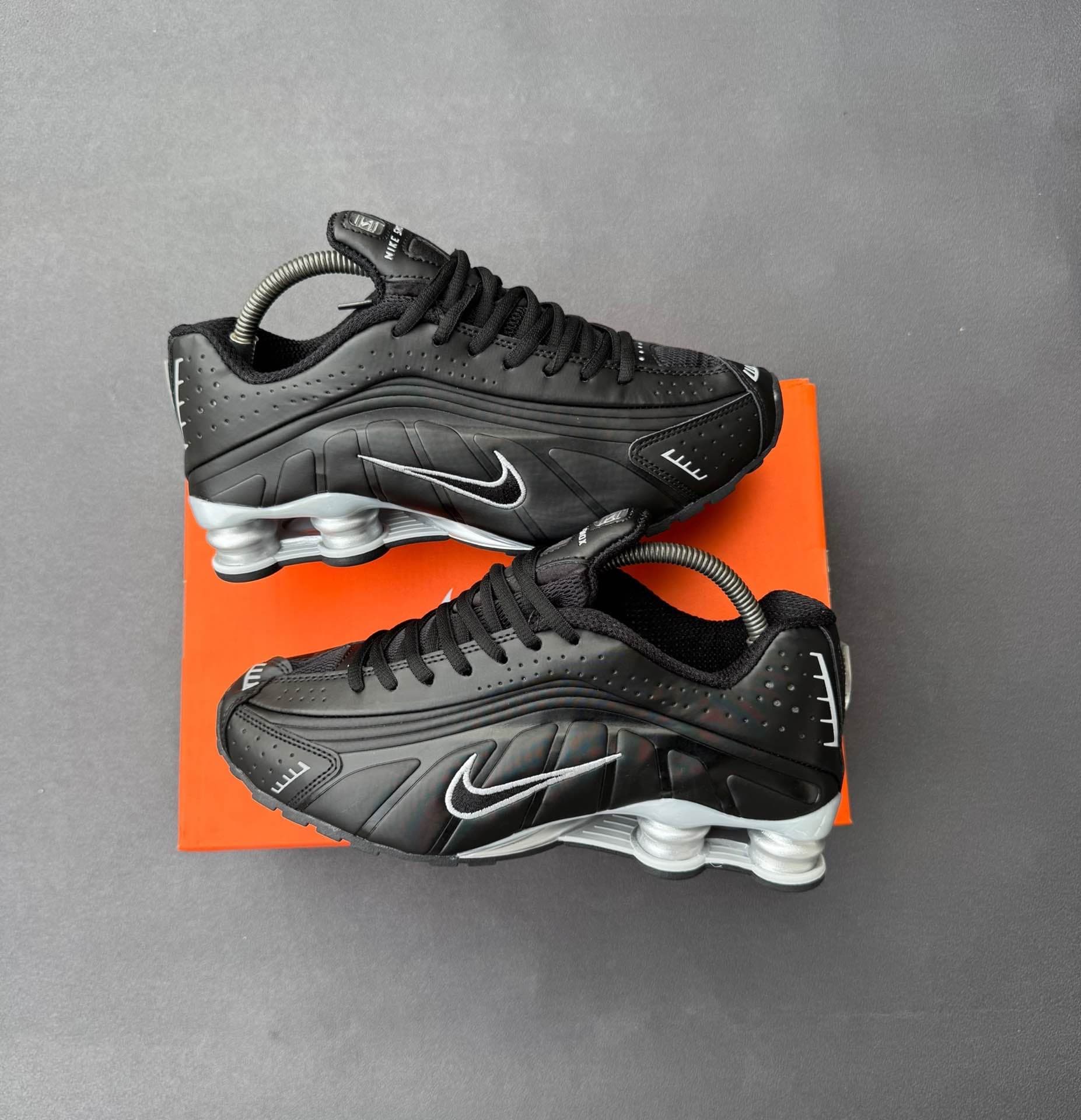 NIKE SHOX R4
