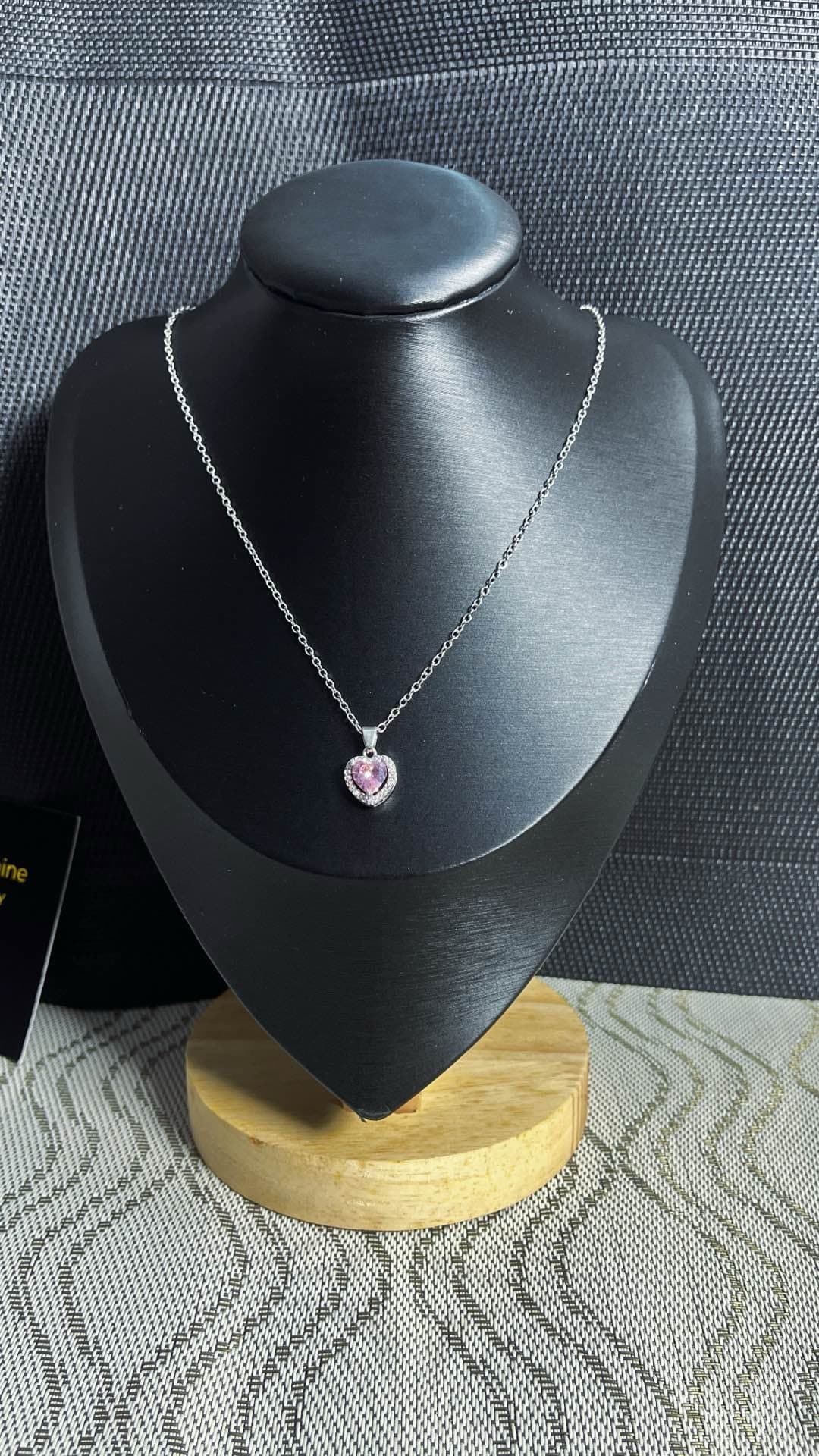 Collier en forme de cœur rose