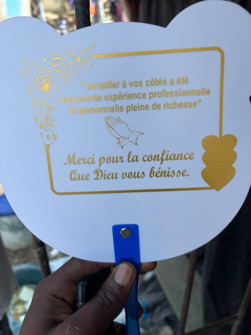 éventails et porte-clés