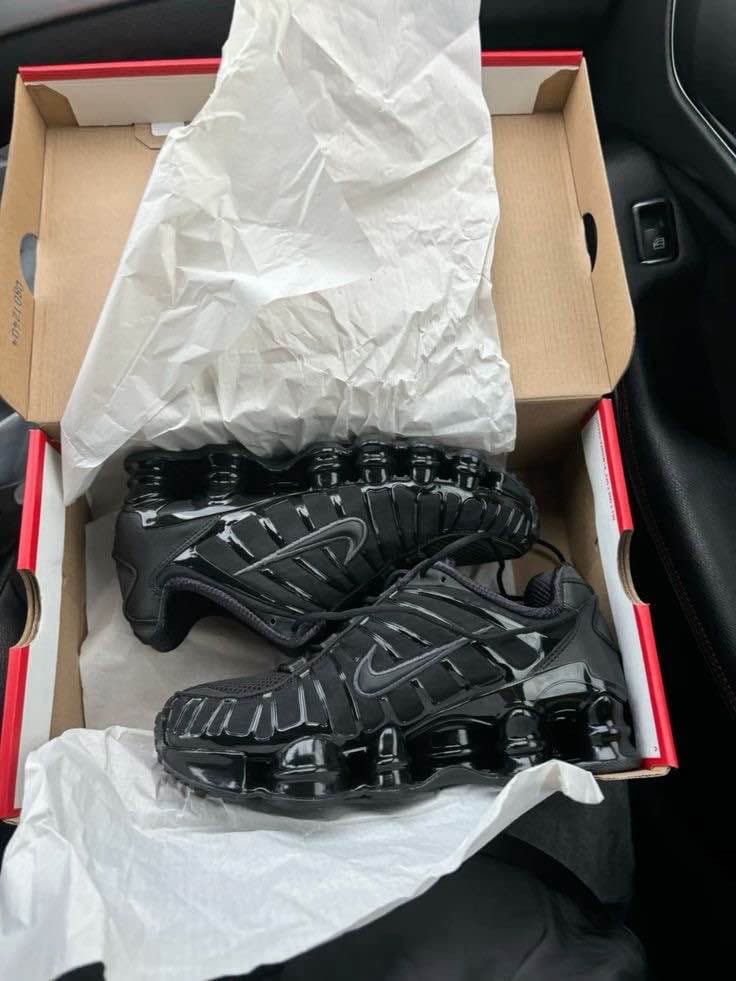 NIKE SHOX